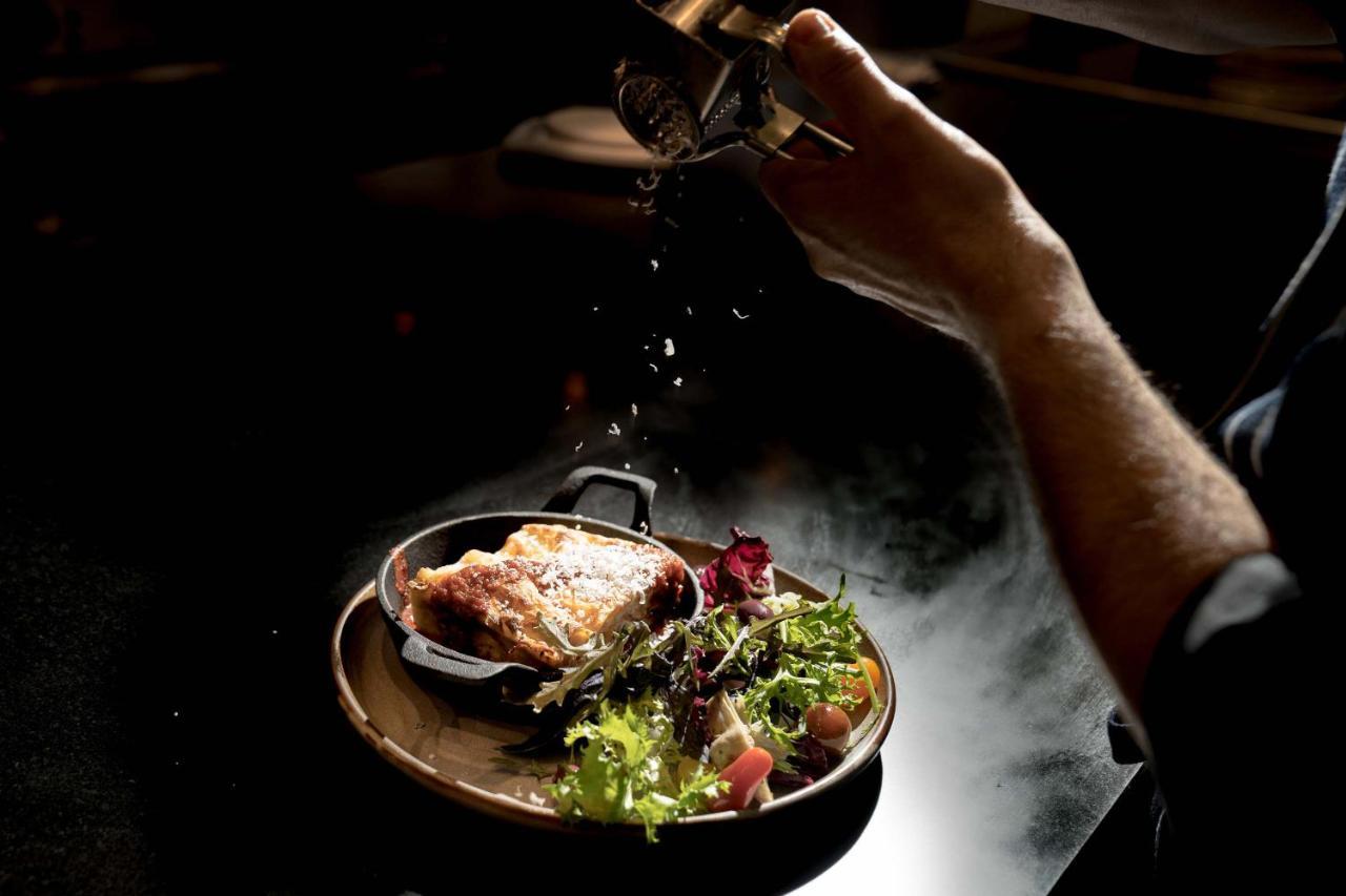 培泊维莫斯酒店 阿德莱德 外观 照片 A chef seasoning a dish