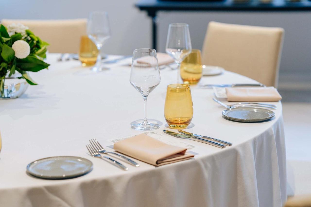 培泊维莫斯酒店 阿德莱德 外观 照片 A table set for fine dining