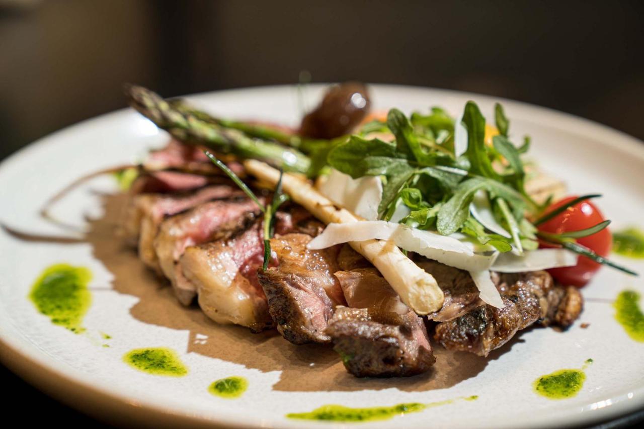 培泊维莫斯酒店 阿德莱德 外观 照片 A steak prepared with a balsamic glaze