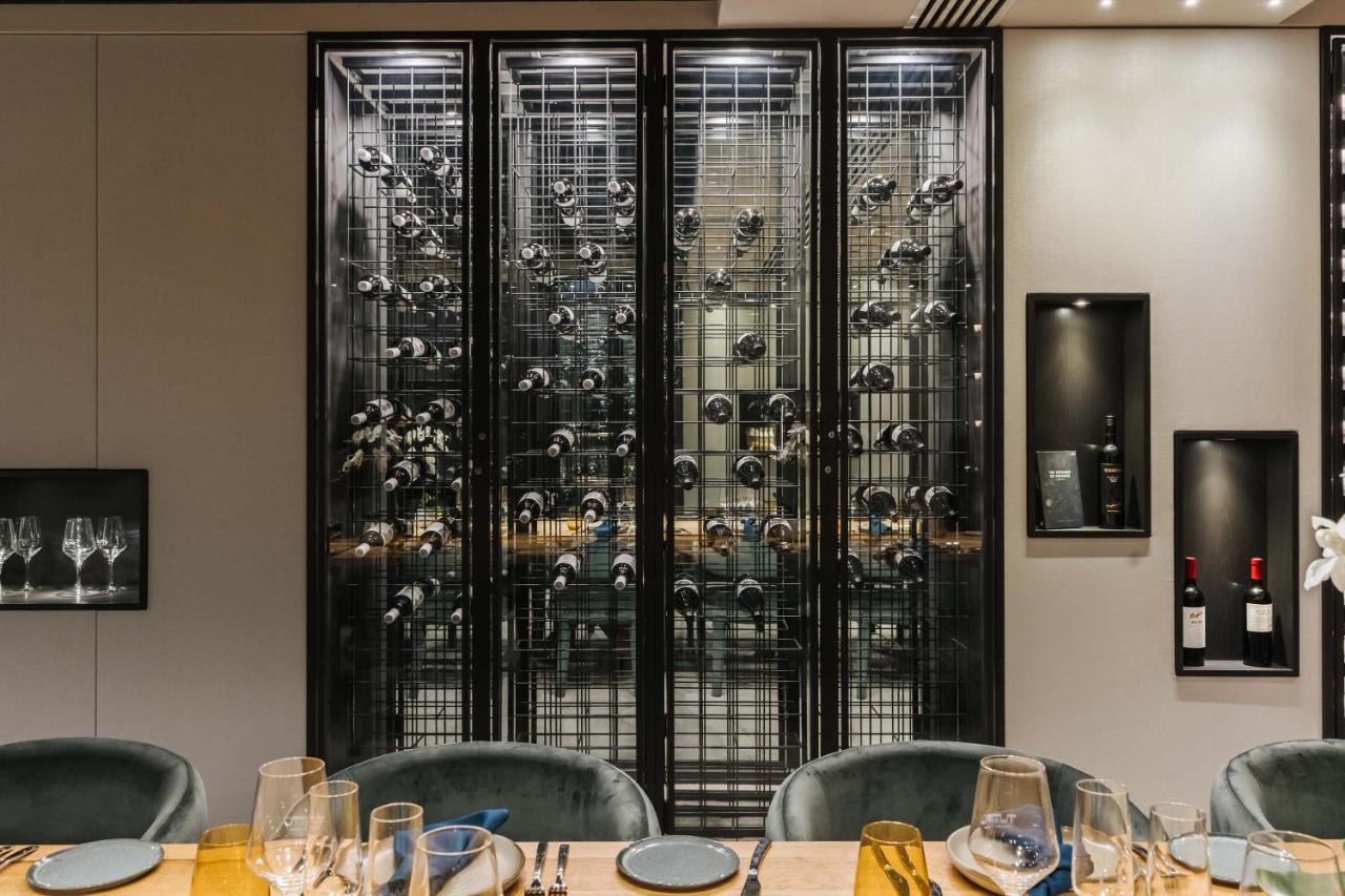 培泊维莫斯酒店 阿德莱德 外观 照片 Wine display at the restaurant