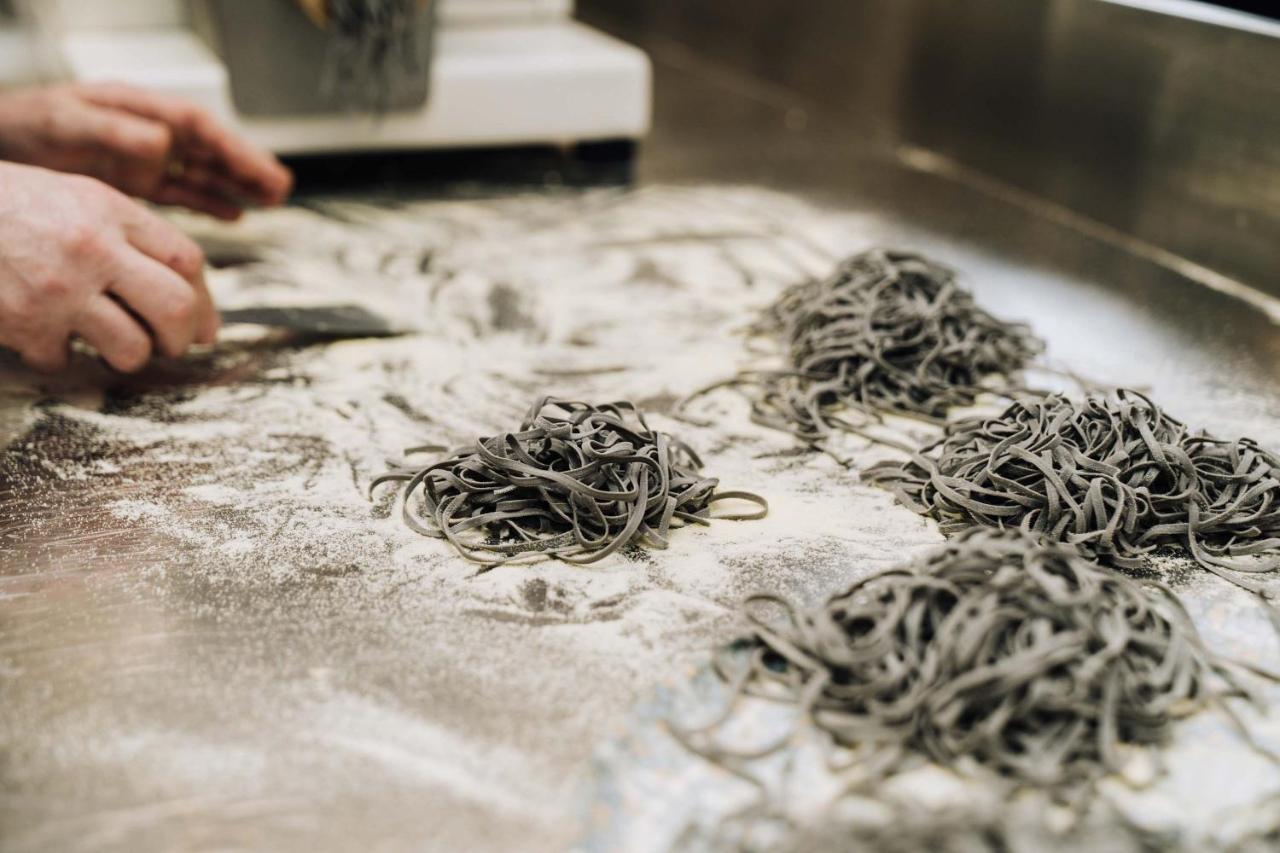 培泊维莫斯酒店 阿德莱德 外观 照片 Squid ink pasta
