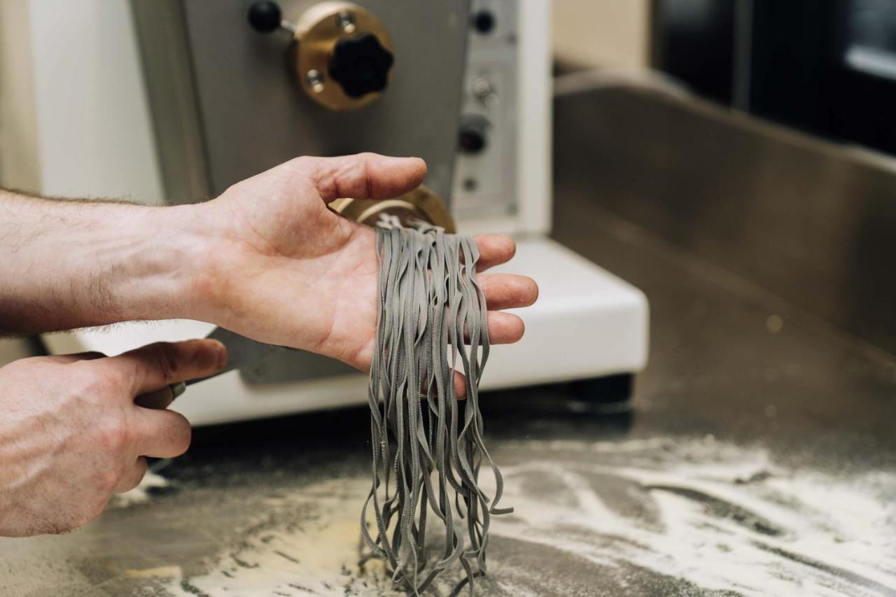 培泊维莫斯酒店 阿德莱德 外观 照片 Pasta being made with a pasta machine