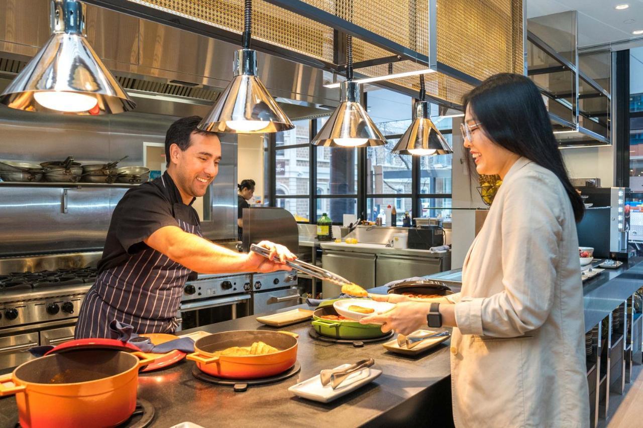 培泊维莫斯酒店 阿德莱德 外观 照片 A chef serving food at a restaurant