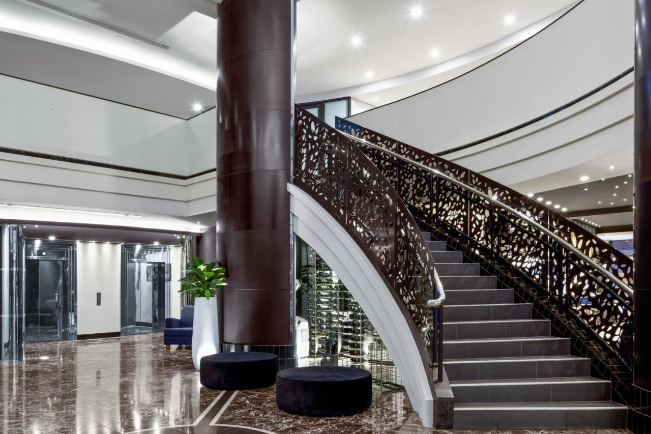 培泊维莫斯酒店 阿德莱德 外观 照片 The staircase at the lobby